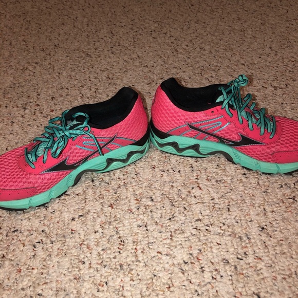 MIZUNO TENNIS SHOES - Picture 3 of 7